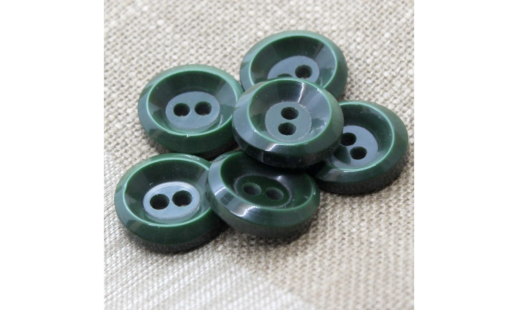 Vintage button 670B