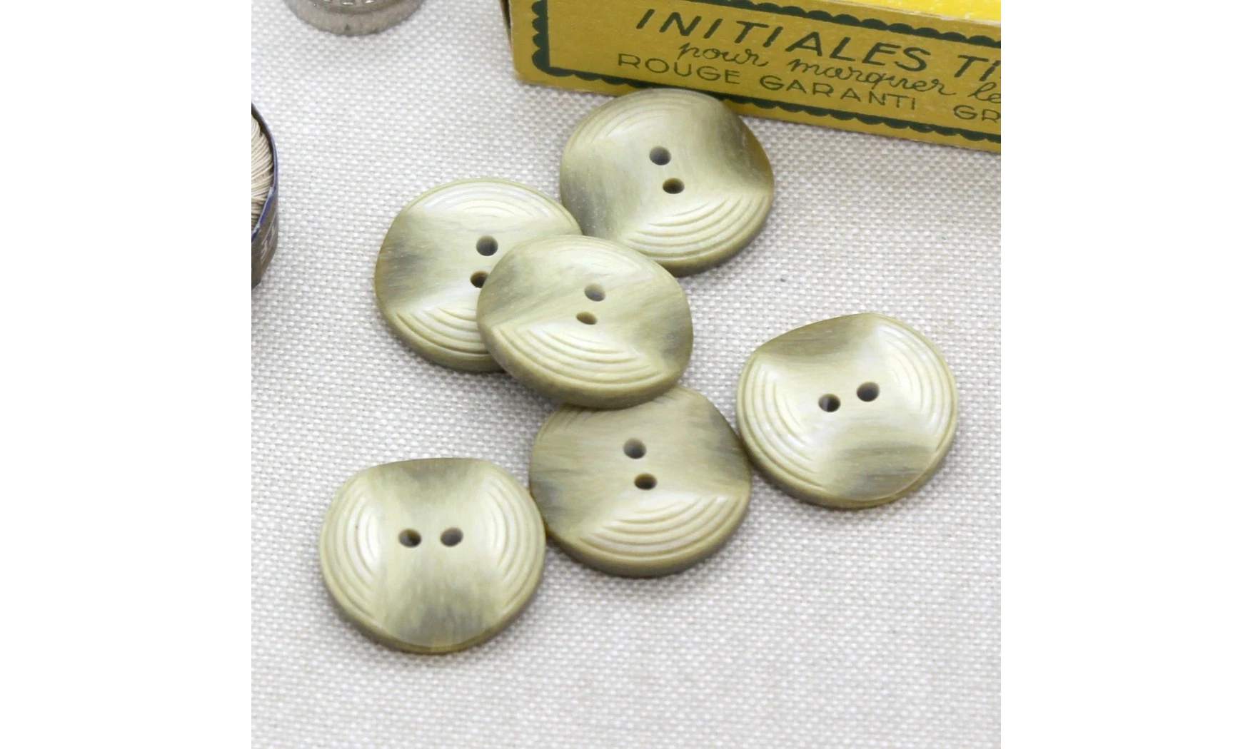 Vintage button 617B