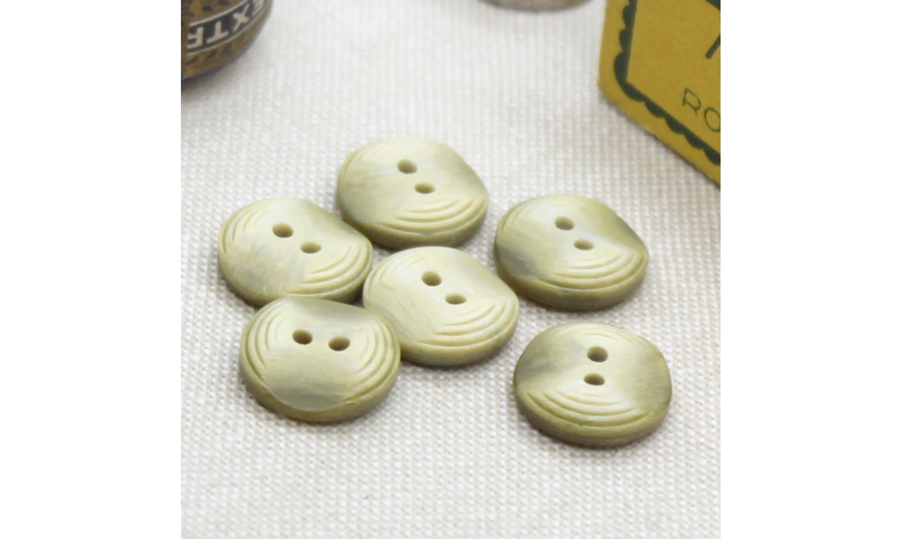 Vintage button 619B
