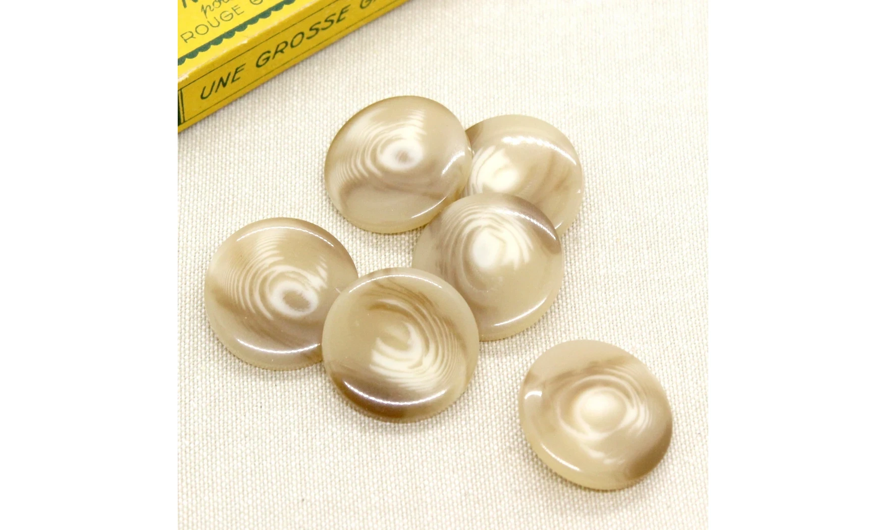 Vintage button 079A