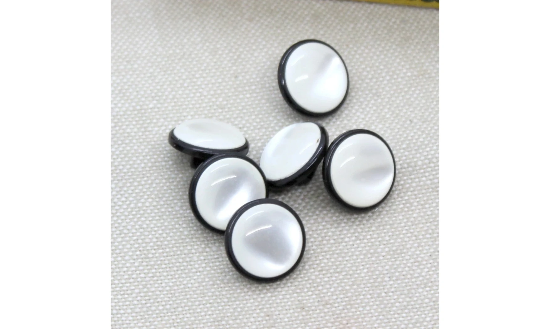 6 boutons / 14MM / Noir et blanc nacré