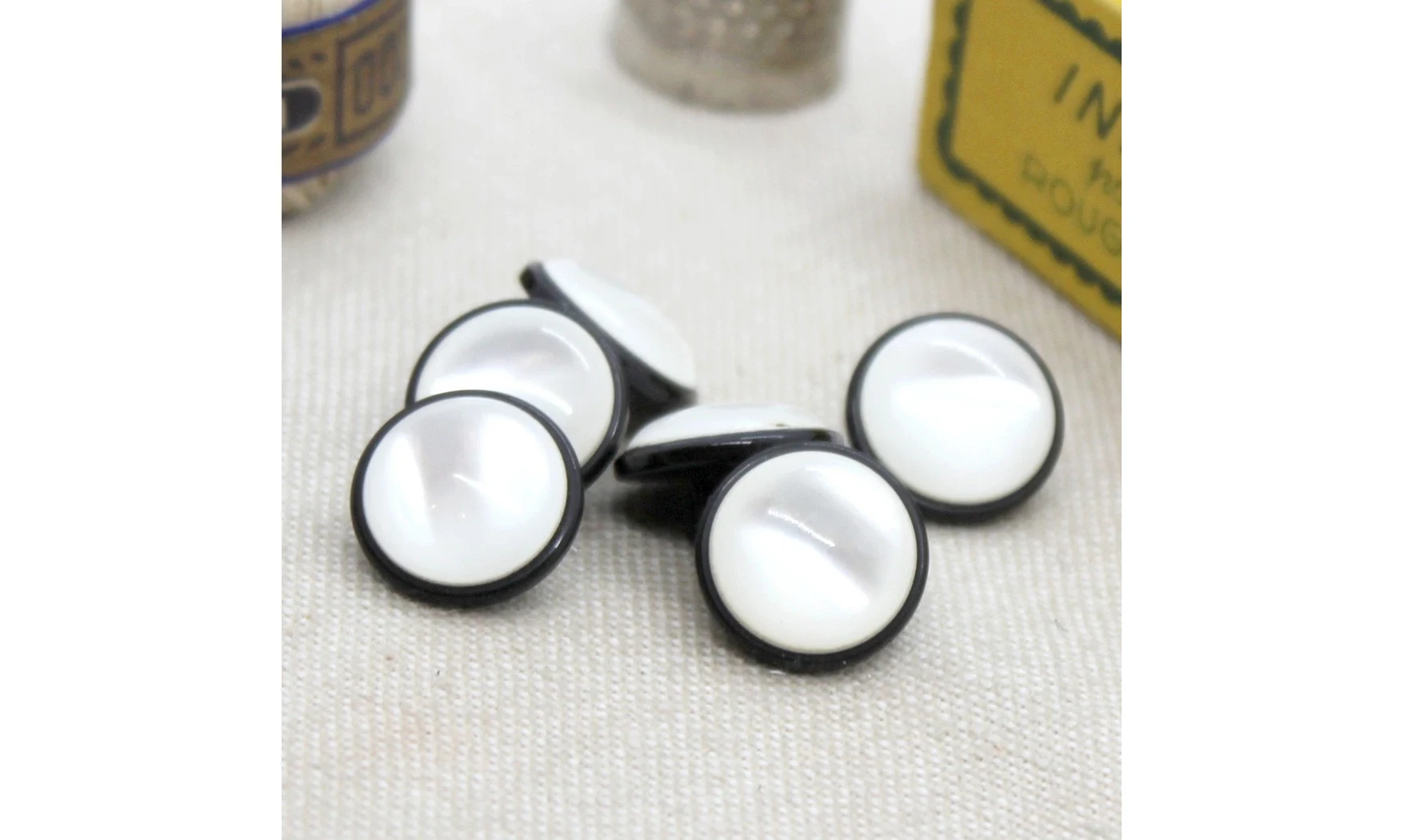 6 boutons / 14MM / Noir et blanc nacré