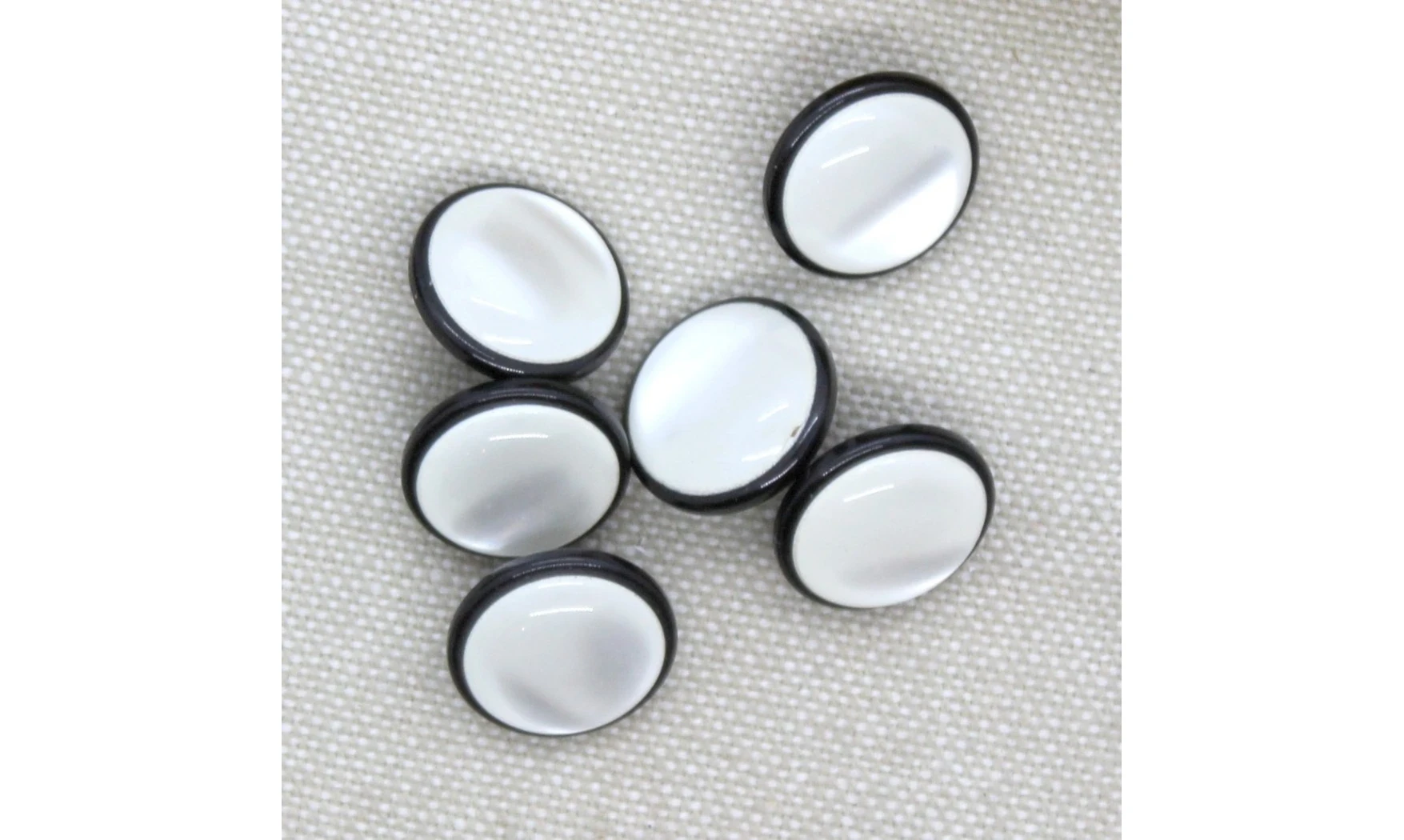 6 boutons / 14MM / Noir et blanc nacré