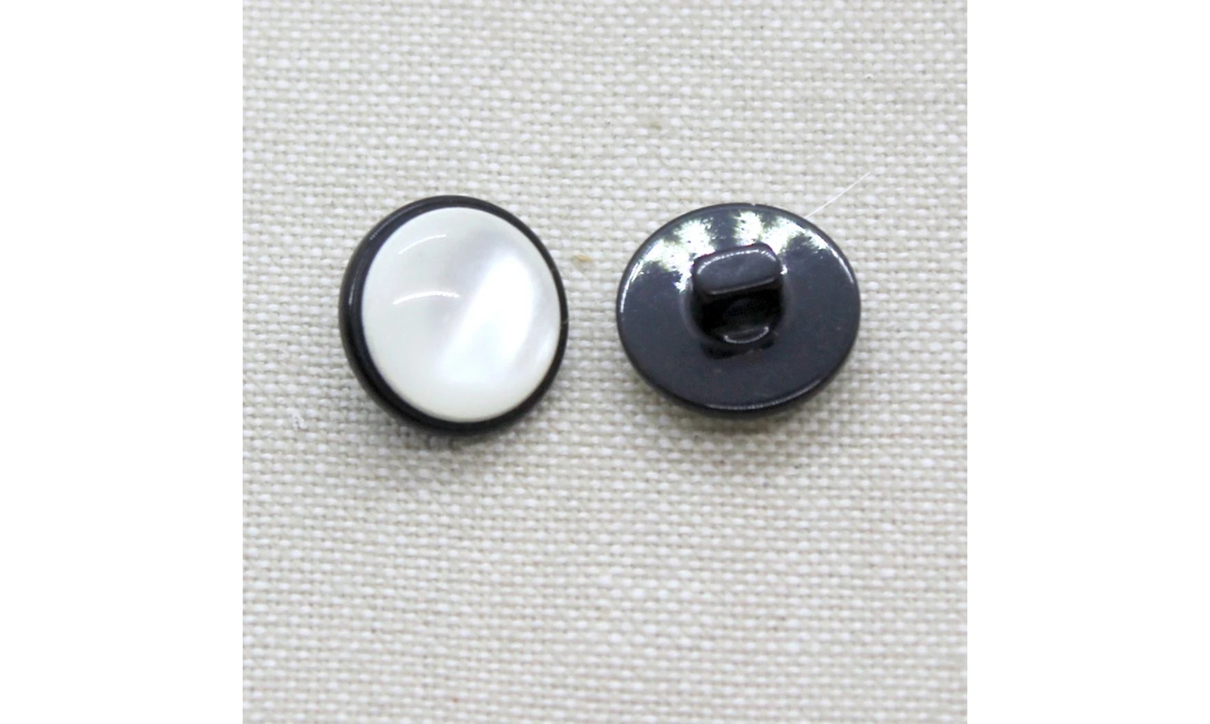 6 boutons / 14MM / Noir et blanc nacré
