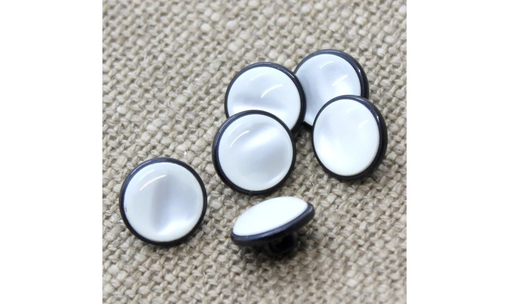 6 boutons / 14MM / Noir et blanc nacré