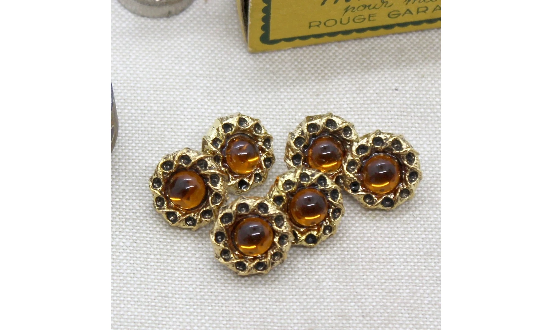 6 boutons / 14MM / Doré et centre orangé