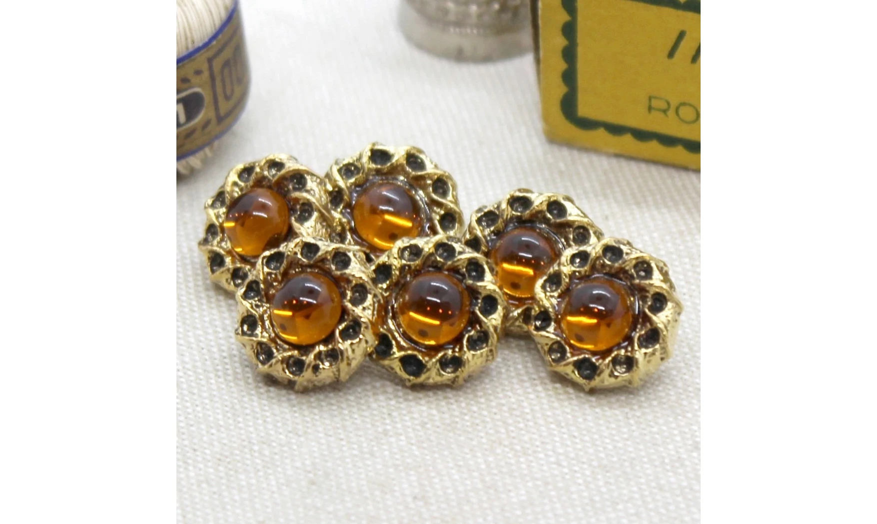 6 boutons / 14MM / Doré et centre orangé