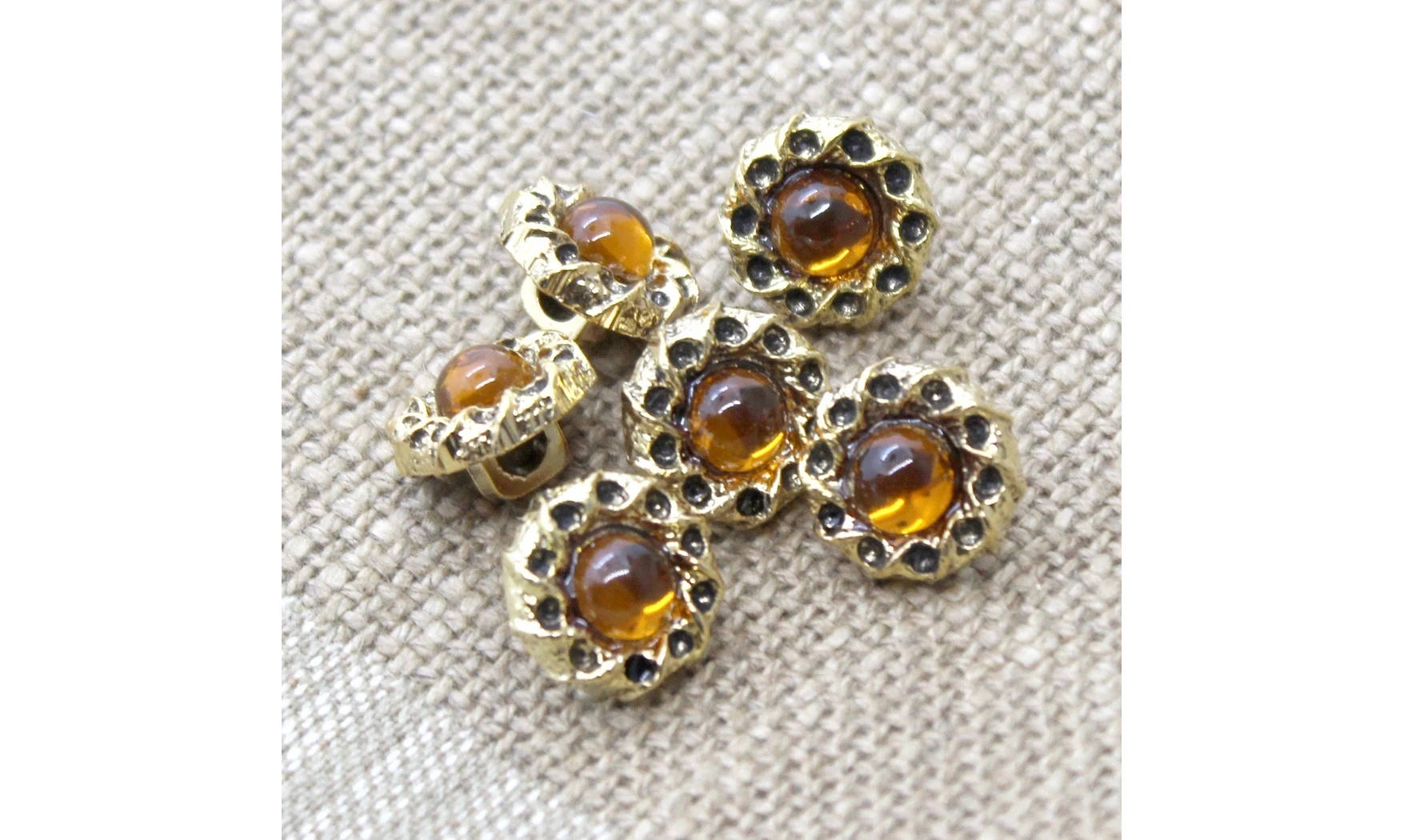 6 boutons / 14MM / Doré et centre orangé