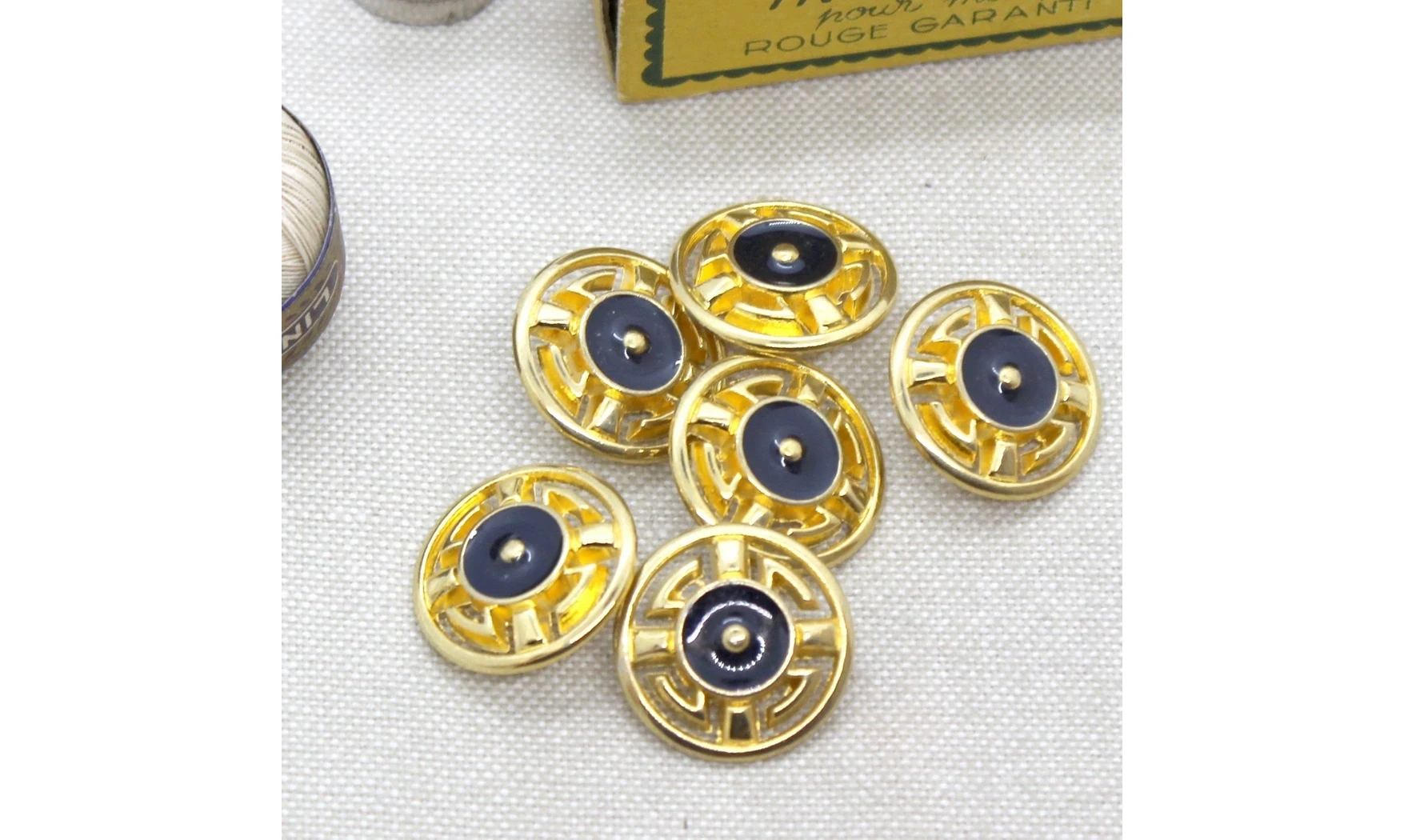 Vintage Button 080C