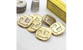 6 boutons / 27MM / Métal doré "Typo"