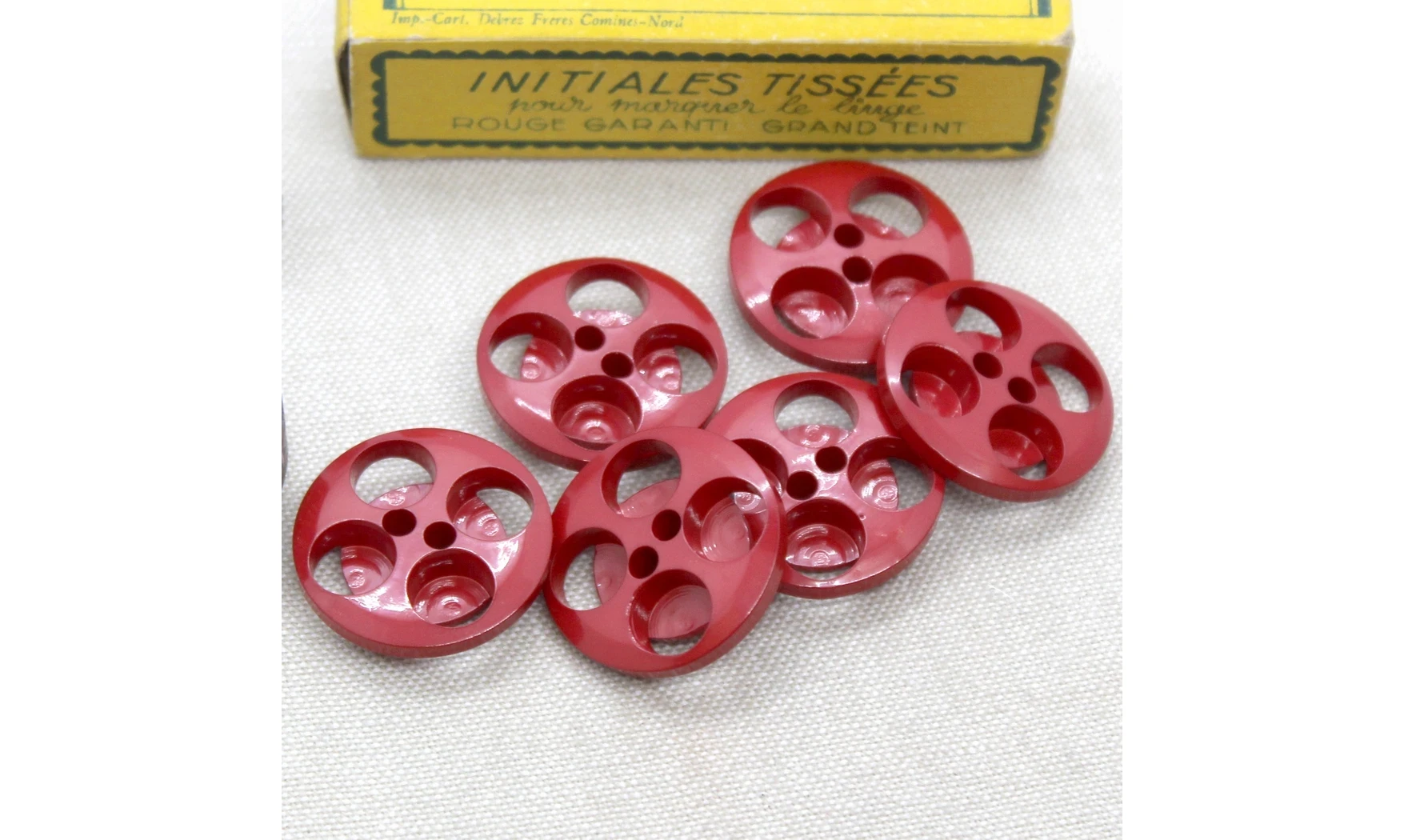 6 boutons / 27MM / Rouge "Lunaire"