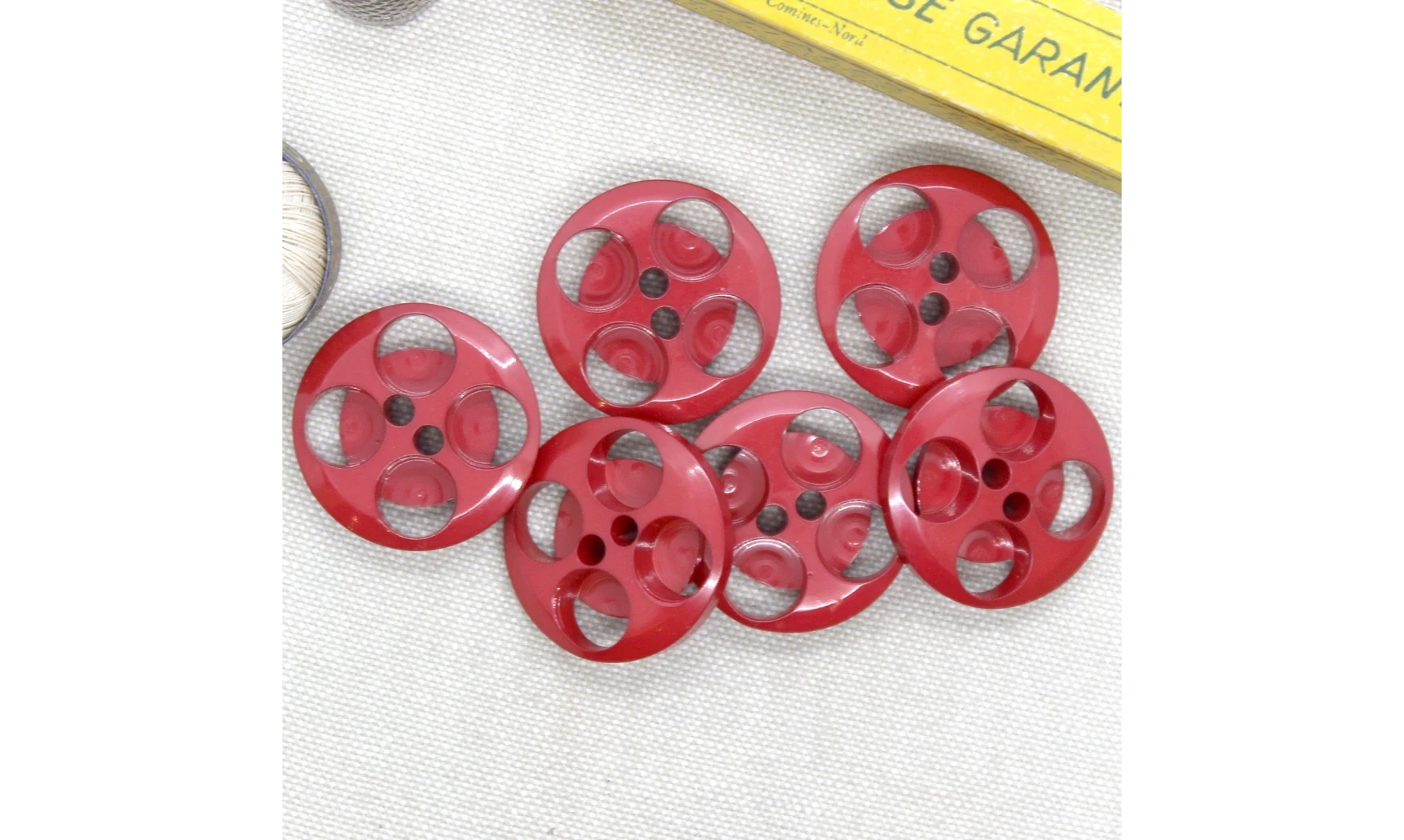 6 boutons / 27MM / Rouge "Lunaire"