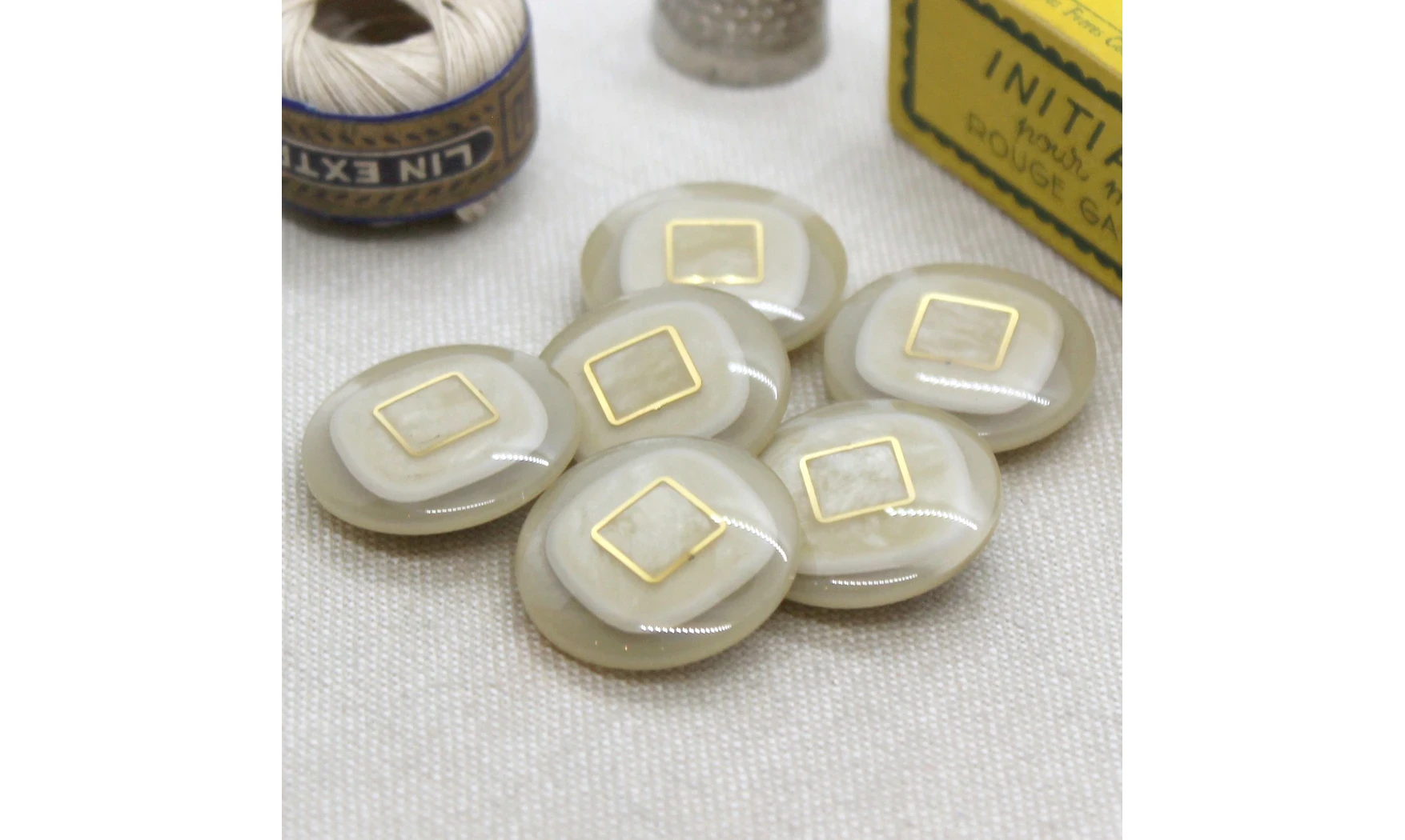 Vintage Button 646B