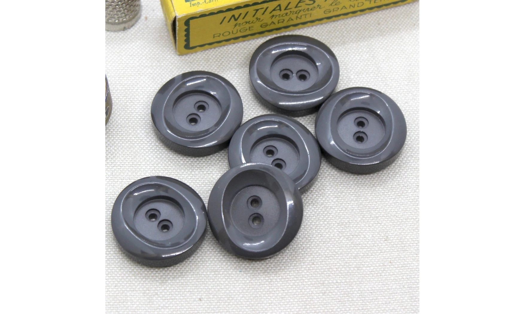 6 boutons / 27MM / Gris