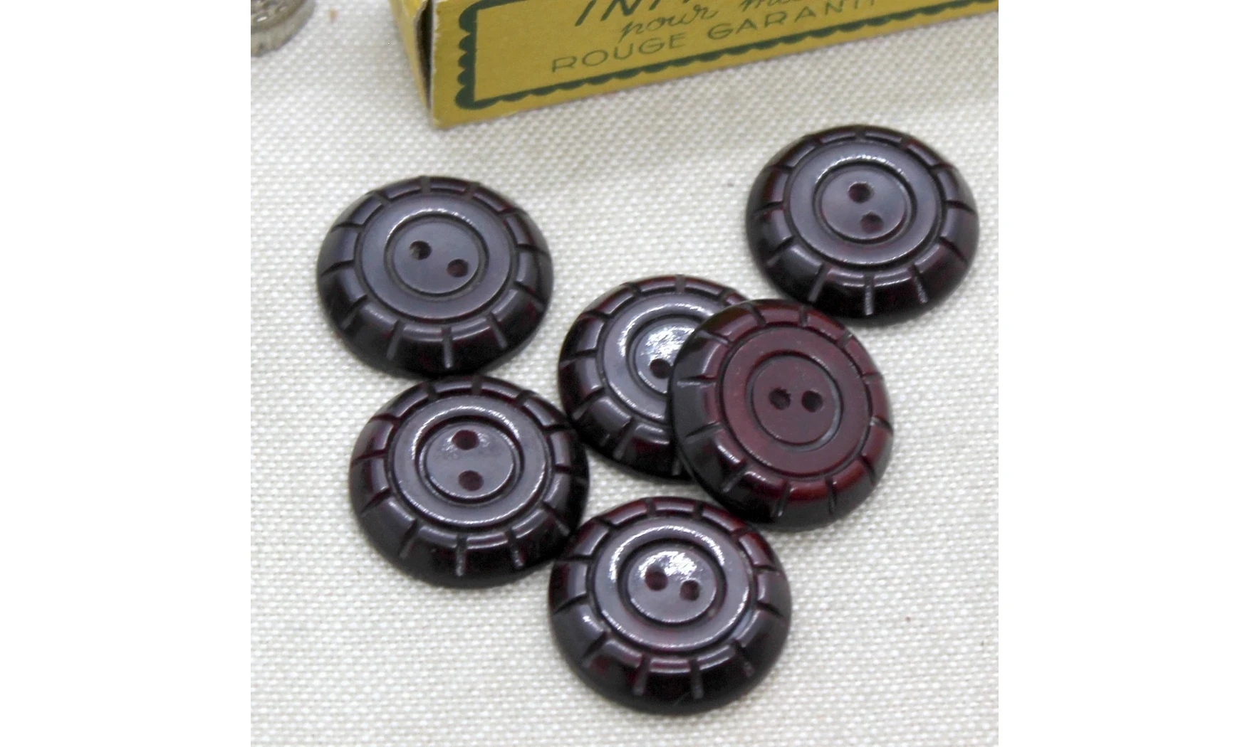 Vintage Button 672B