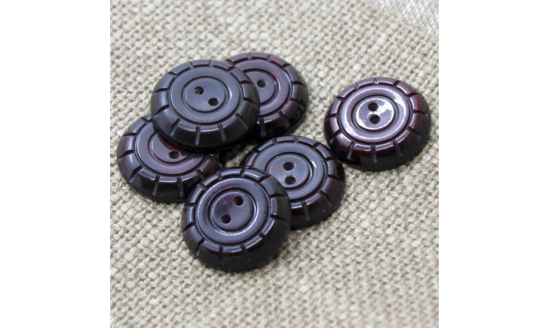 Vintage Button 672B