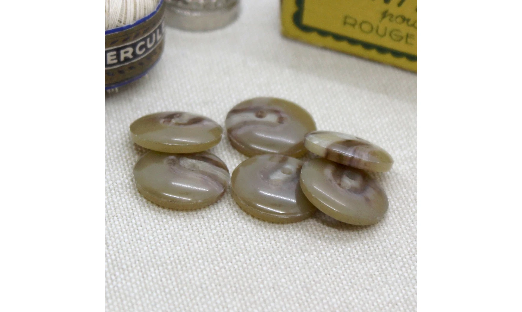 Vintage Button 054B-2