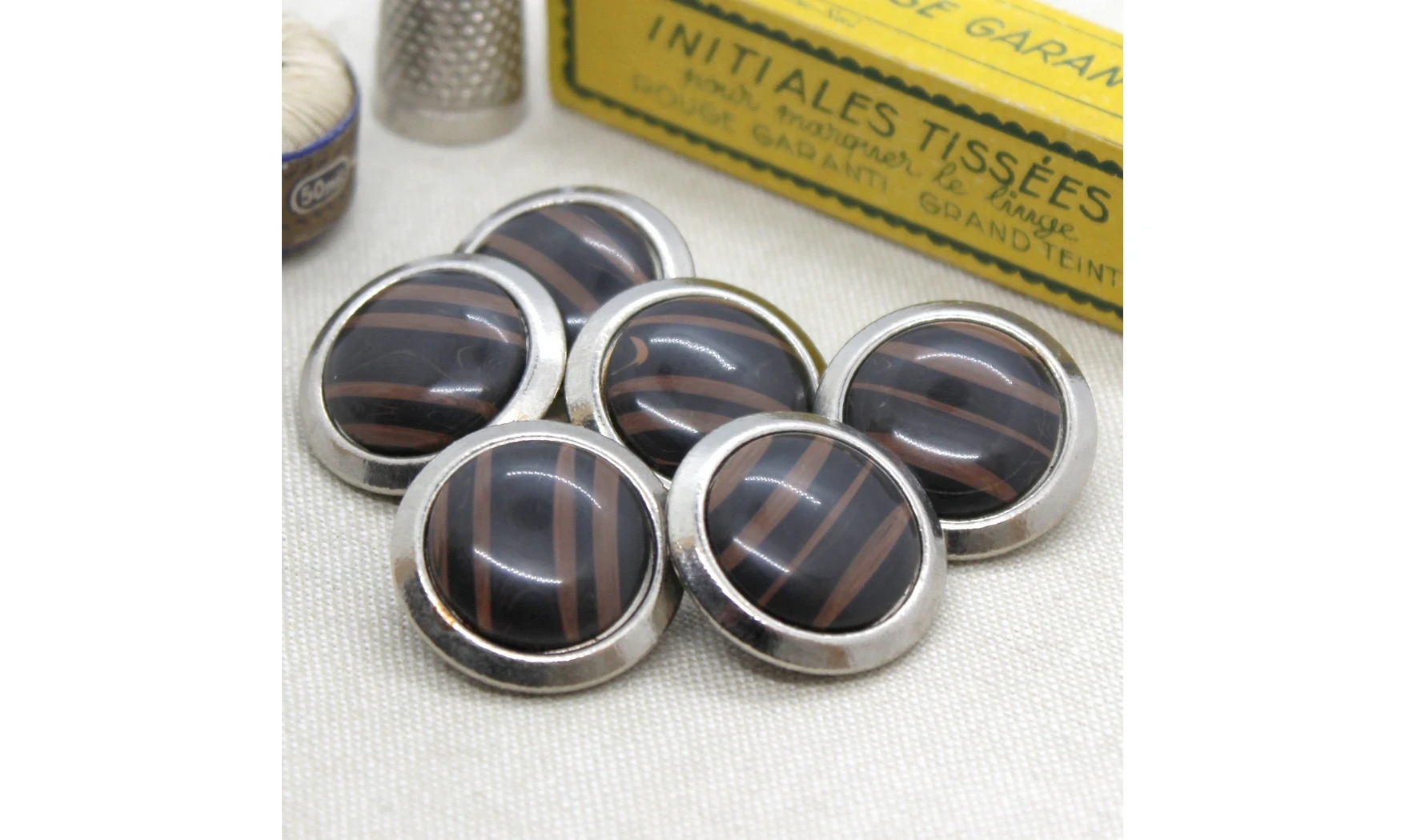 Vintage Button 696B