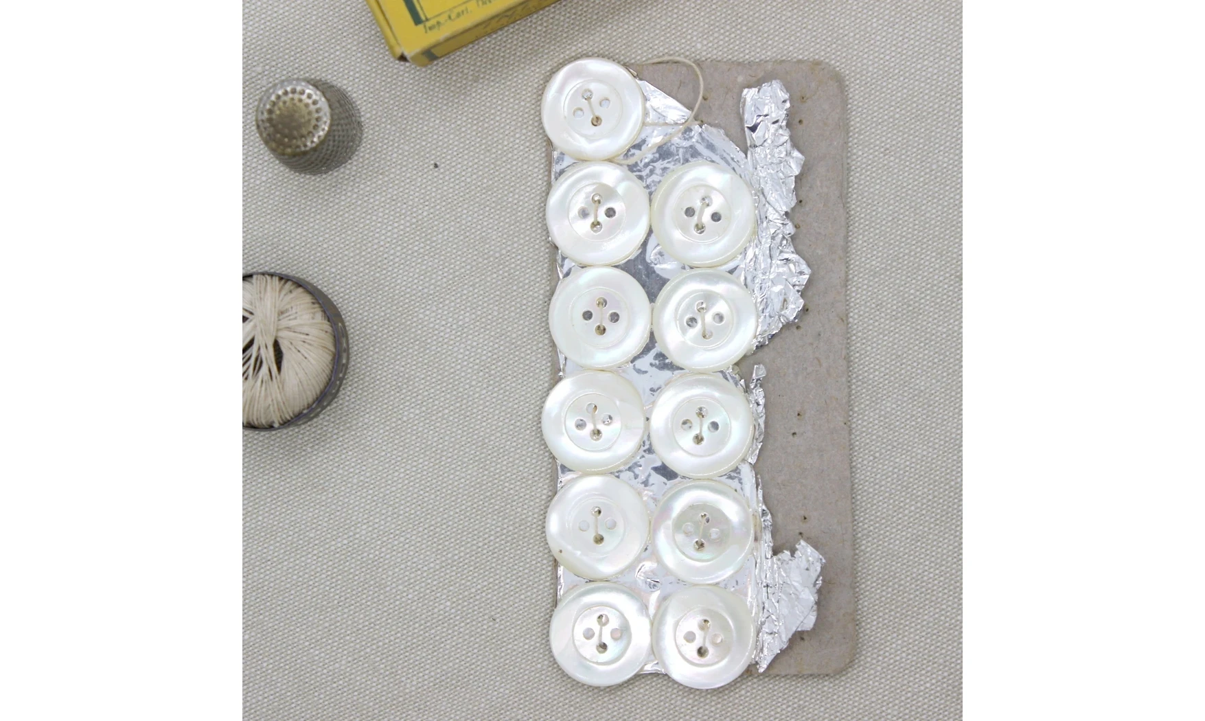 Carte à boutons / Nacre / 18mm