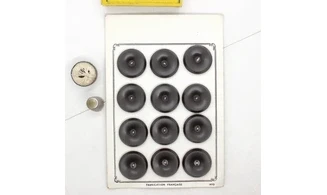 Carte 12 boutons / 31mm / Brun