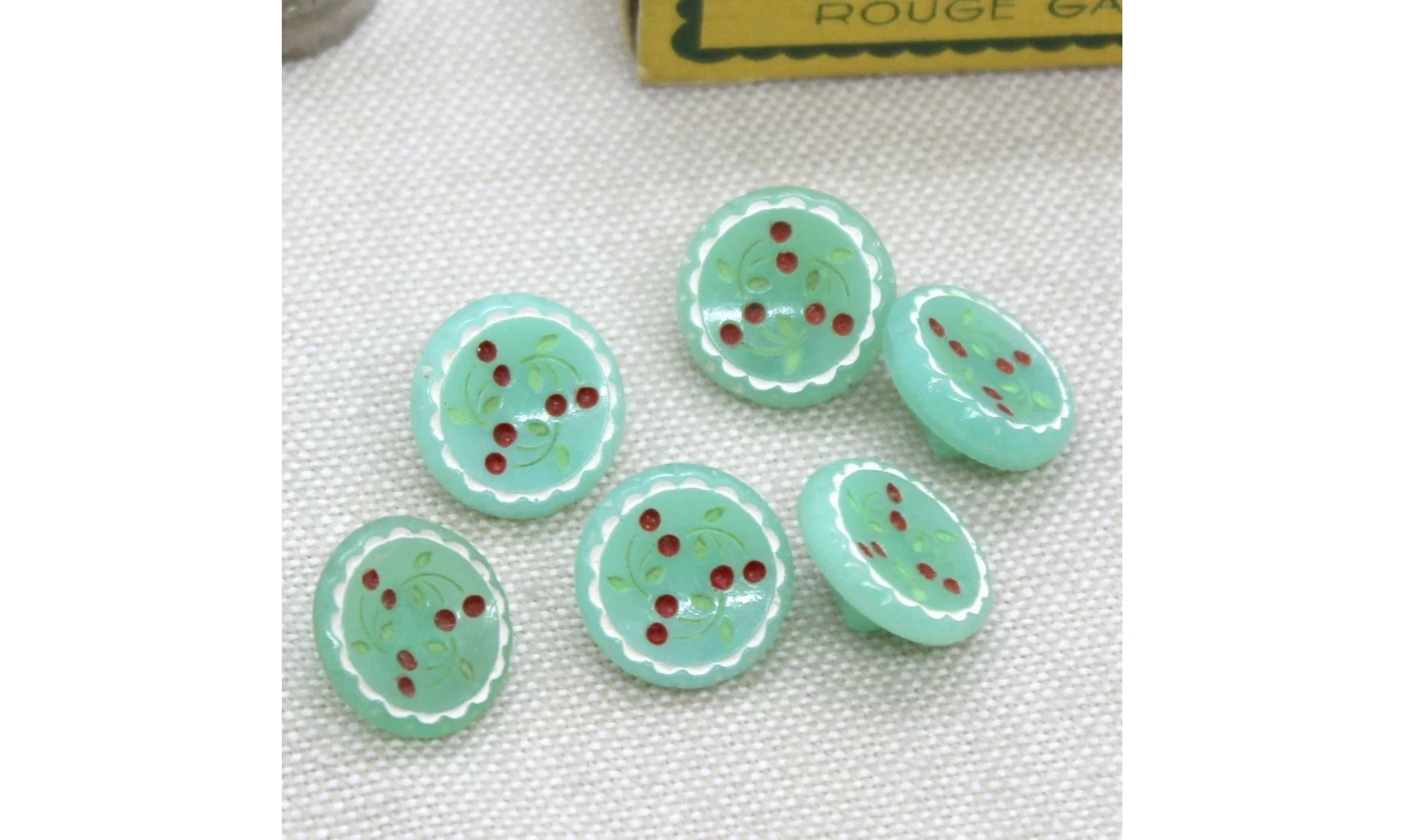 6 boutons / 14MM / Verre vert "Cerises"